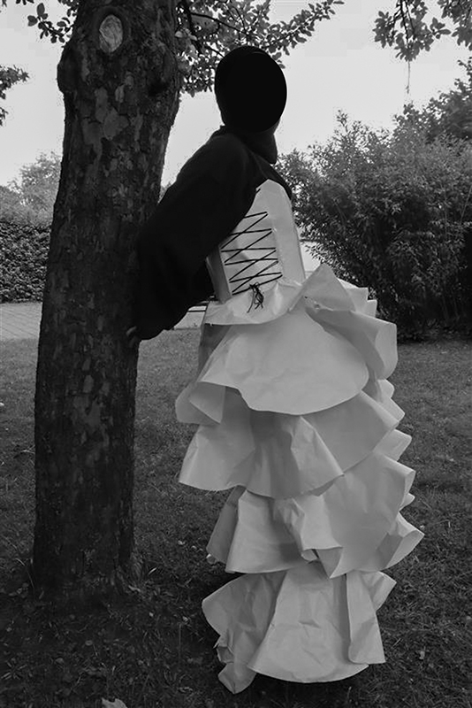 Modefotografie: Papierkleid, Baum