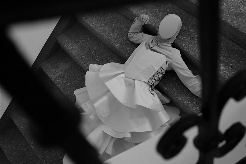 Modefotografie: Papierkleid, Treppe