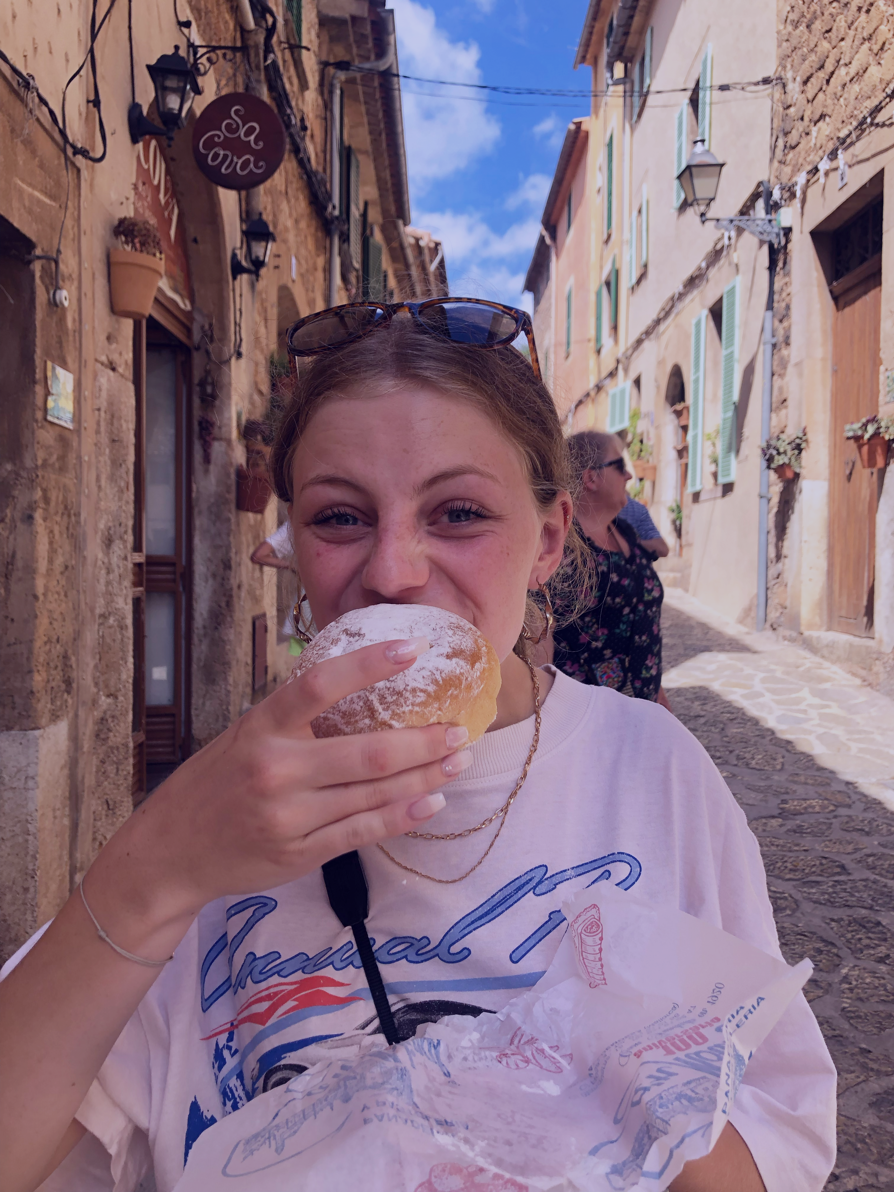 Foto wie ich in ein Coco de patata beiße