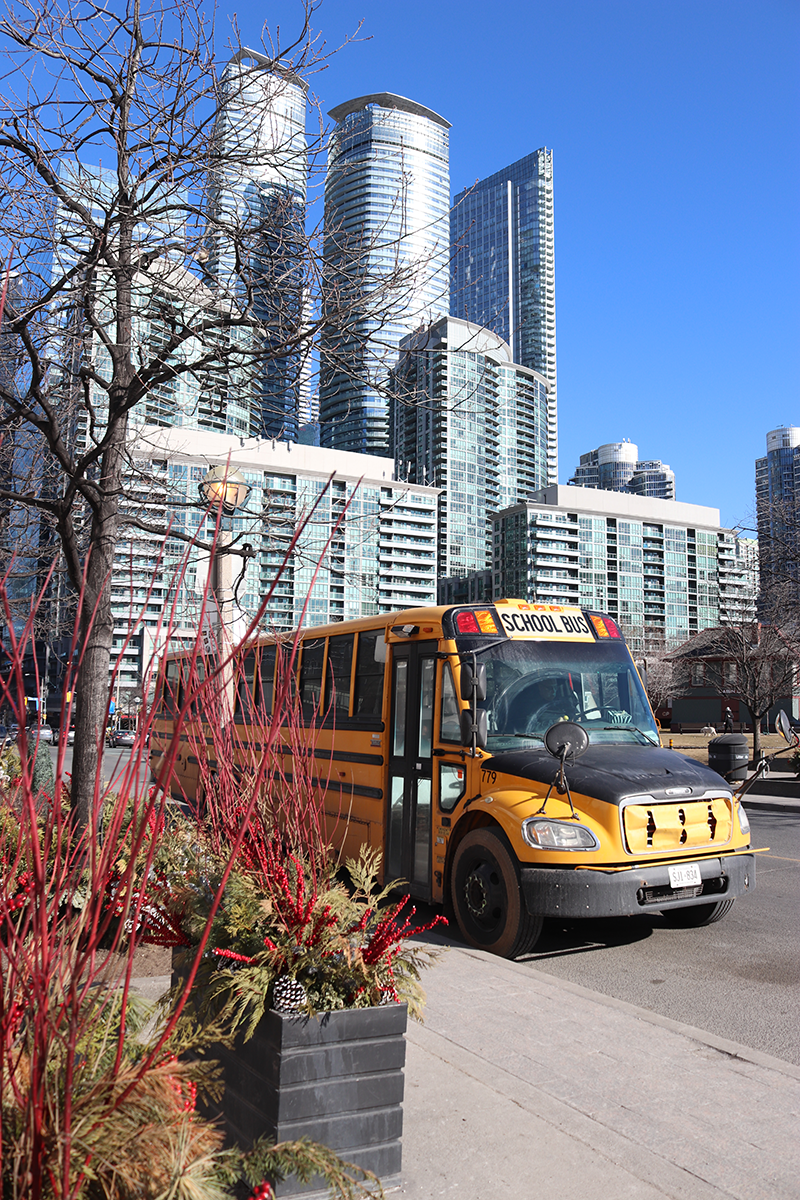 Amerikanischer Schulbus in Toronto vor der Skyline