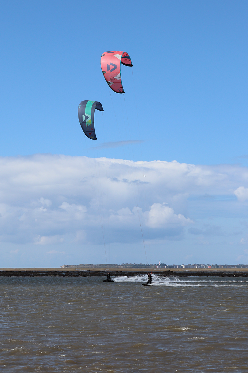 Zwei Windsurfer auf der Nordseeinsel Föhr im Meer